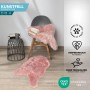 Rosa KARAT Kunstfell Nelly als Dekofell auf Stuhl und Boden.