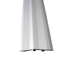 Silbernes Ausgleichsprofil (900 mm) für Laminat & Parkett mit Dübeln zur einfachen Montage.