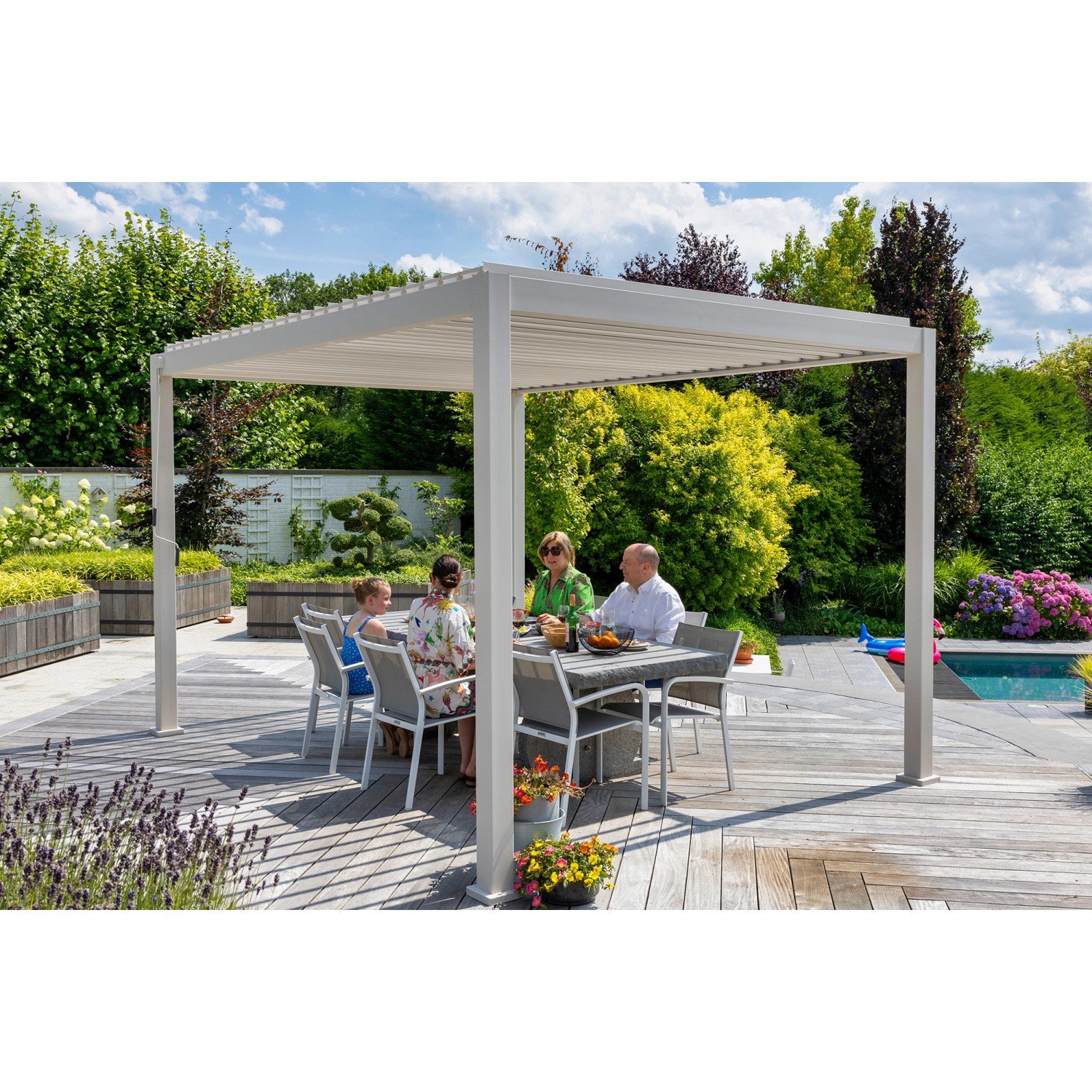 Helle Mirador Pergola 3x4m Deluxe im Garten mit Familie am Tisch. Pavillon mit Lamellendach.