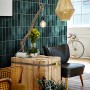 Grosfillex Wandpaneele Element 3D Optik Vertical Tiles Lagoon im Raum.