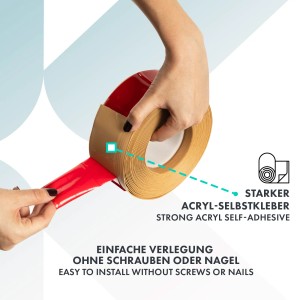 Detailaufnahme einer selbstklebenden KARAT Sockelleiste Oslo in Buche-Hell, die von einer Hand abgerollt wird.