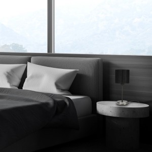 Briloner Tischlampe Fabric, schwarz-silber, mit Stoffschirm auf Nachttisch im Schlafzimmer.