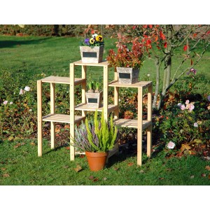 7-flächiges Blumenregal aus Kiefernholz (87x31x97cm) mit Pflanzen im Garten.