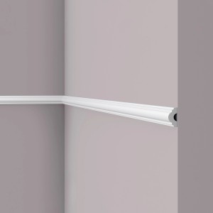 Weiße NOEL & MARQUET Wandleiste WL7 WALLSTYL als Zierleiste an einer Wand.