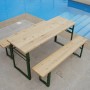 Bierzeltgarnitur für Kinder, 1 Tisch und 2 Bänke aus Holz mit grünem Gestell.