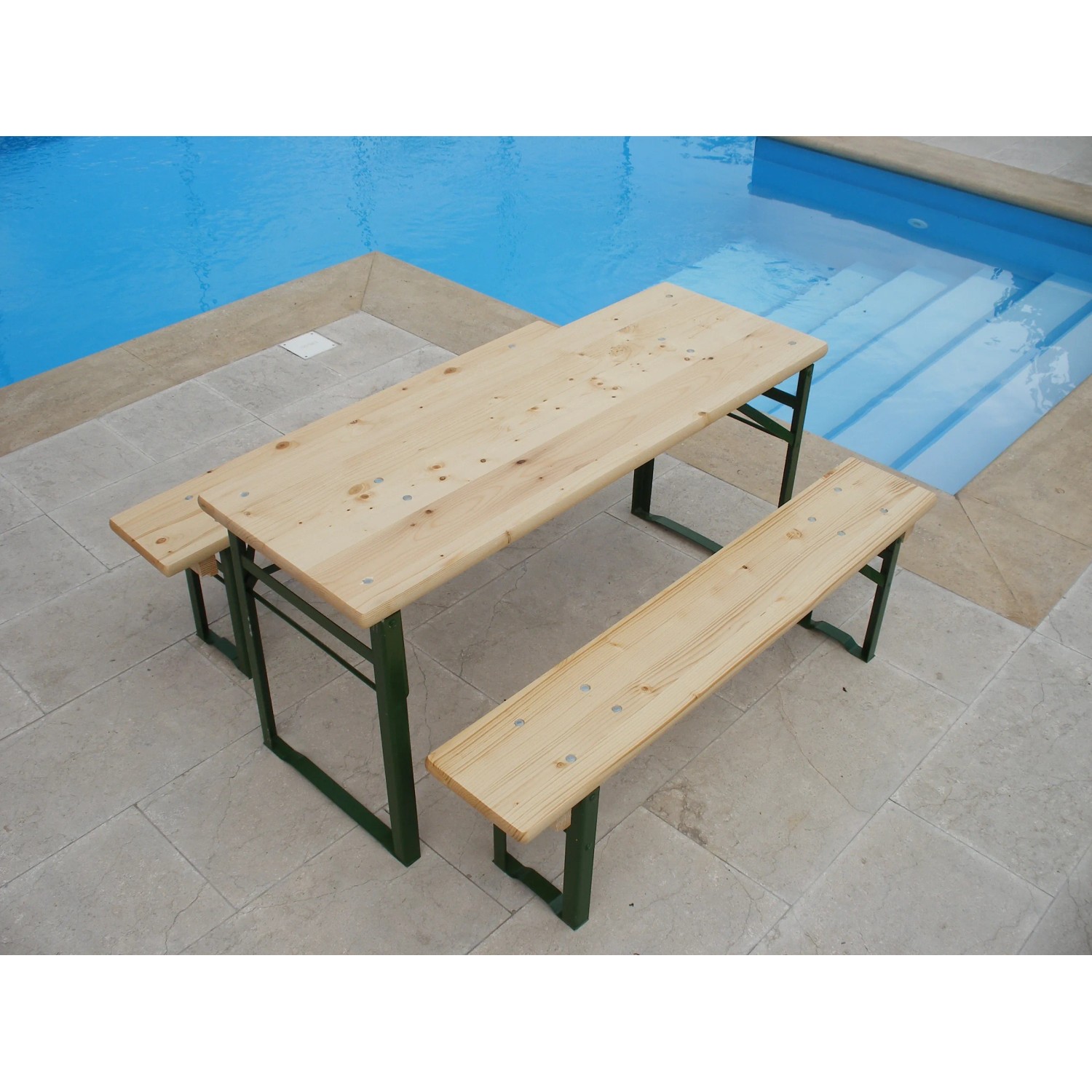 Bierzeltgarnitur für Kinder, 1 Tisch und 2 Bänke aus Holz mit grünem Gestell.