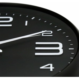 Detailaufnahme: Schwarze Wall-Art Wanduhr Modern mit weißen Ziffern und Zeigern.