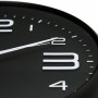 Detailaufnahme: Schwarze Wall-Art Wanduhr Modern mit weißen Ziffern und Zeigern.