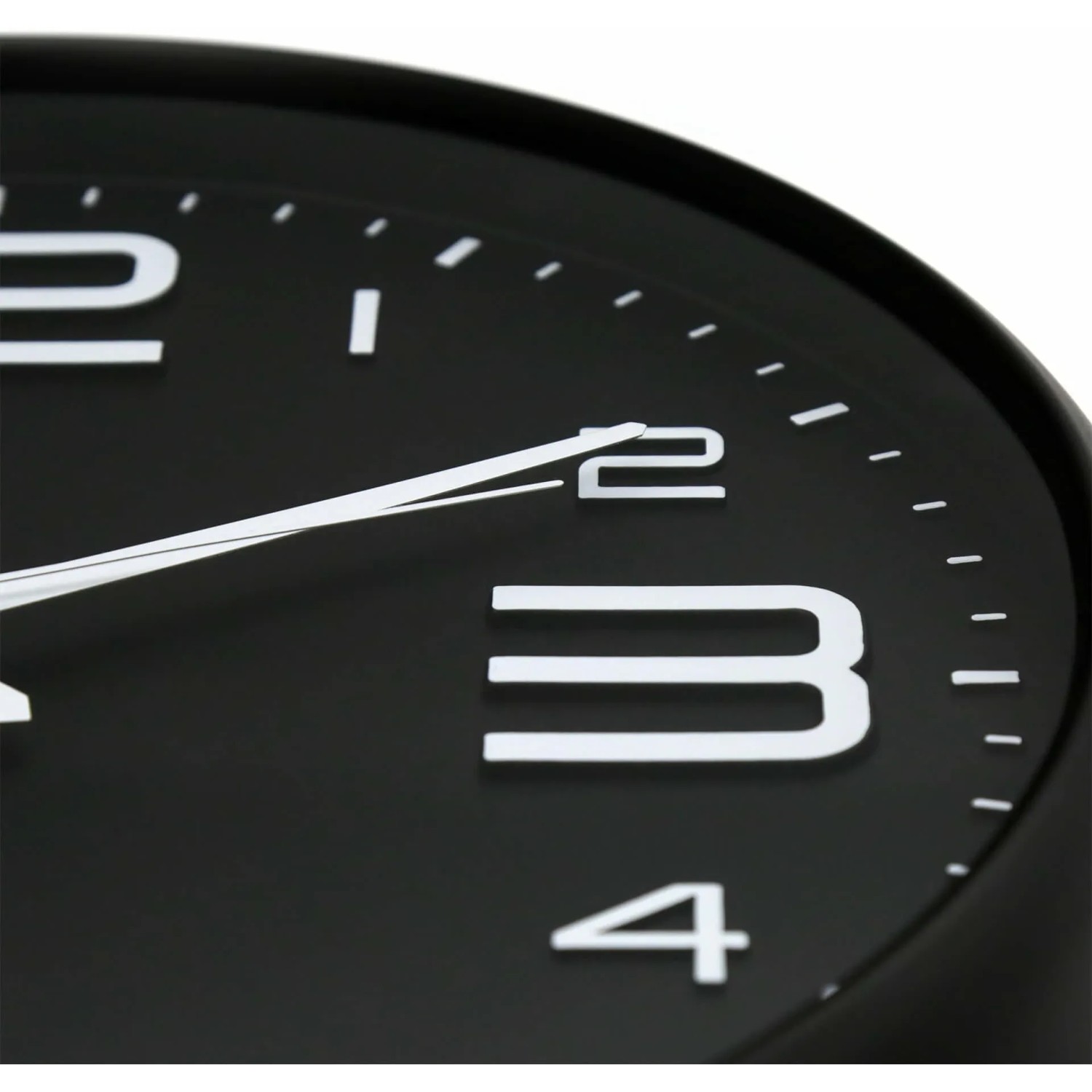 Detailaufnahme: Schwarze Wall-Art Wanduhr Modern mit weißen Ziffern und Zeigern.