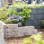 Gestaltungsidee mit Diephaus Mauersteinen Collo Muschelkalk als Gartenmauer mit Bepflanzung.