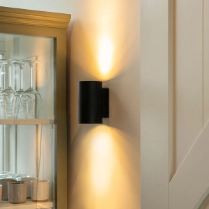 Set aus 2 modernen, runden Wandleuchten in Schwarz. Die Lampen strahlen Licht nach oben und unten ab.
