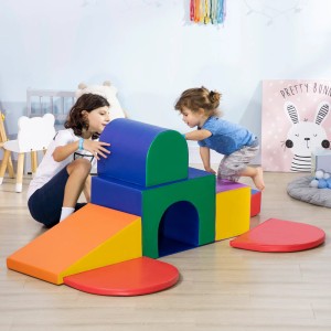 HOMCOM Bausteinset aus Kunstleder mit Kindern beim Spielen. Bunte Spielanlage für Kinderzimmer.