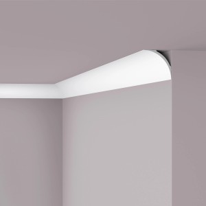 Weiße NOEL & MARQUET NMC NE4 Pure Eckleiste (2m) an der Decke eines Raumes.