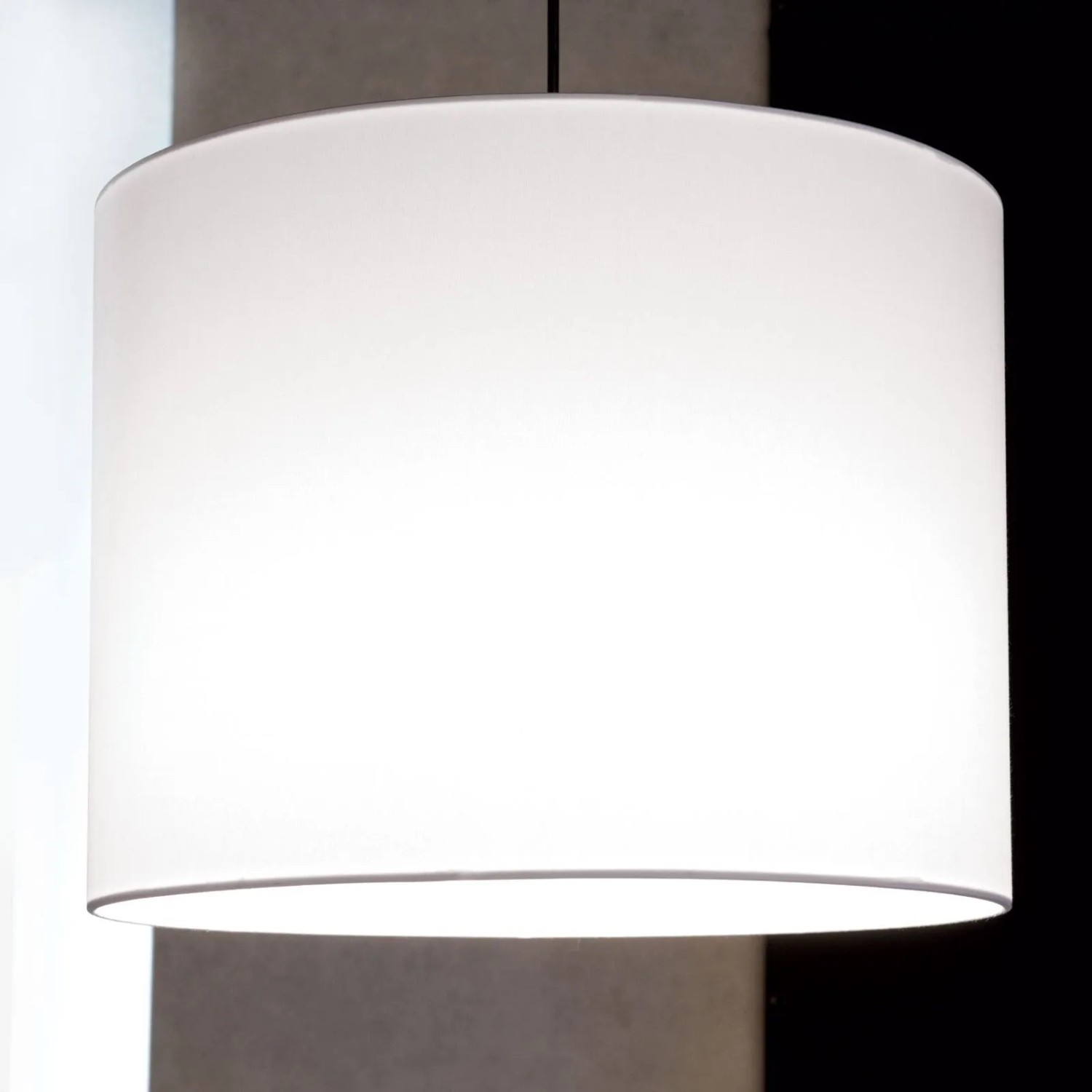 Weißer runder Stoff-Lampenschirm Ø 40 cm, Höhe 30 cm für E27 Leuchten. Sorgt für gleichmäßige Lichtverteilung.