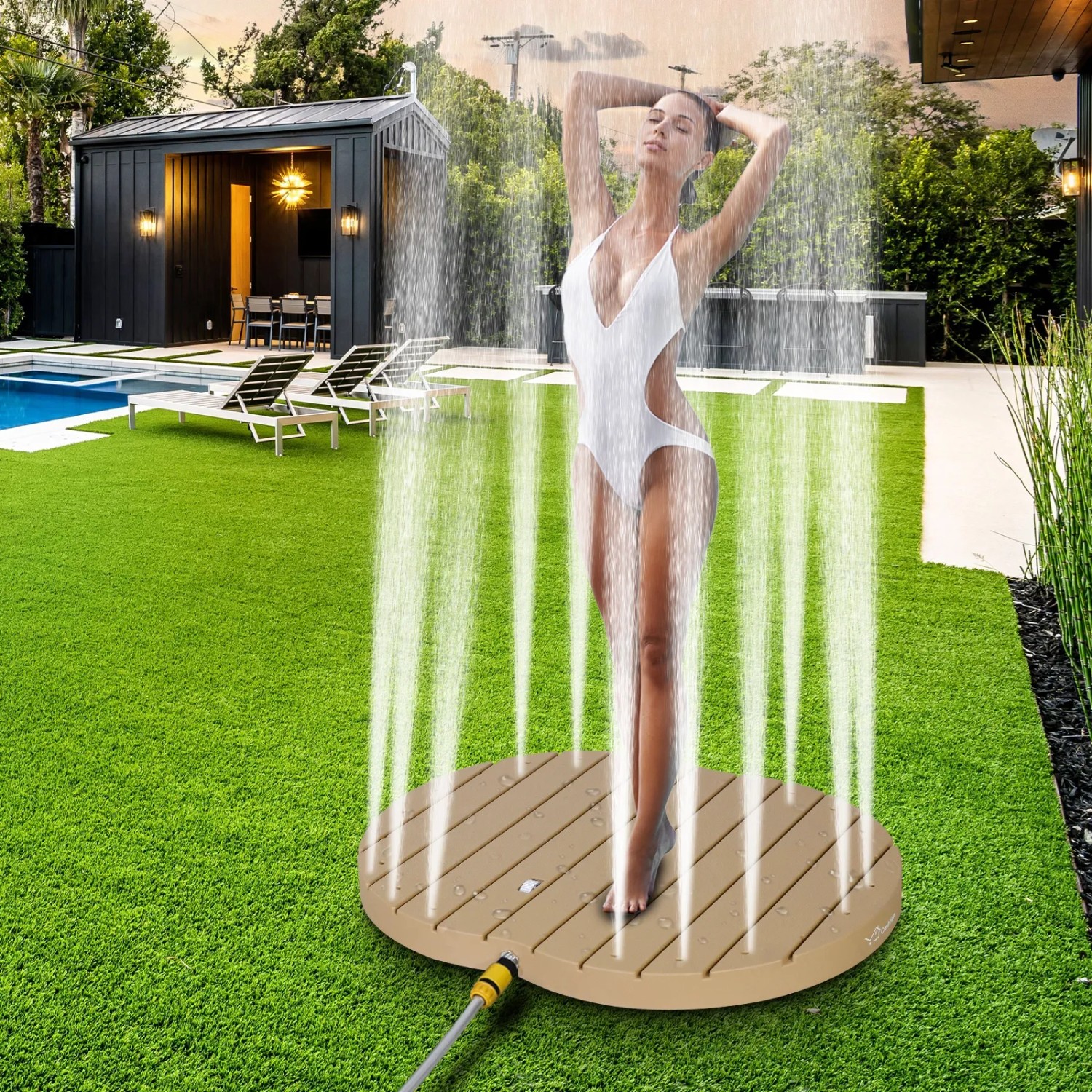CCLIFE Gartendusche Bodendusche mit Wasserfontäne im Holzton auf Rasen mit Frau.