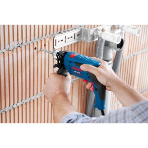 Bosch Professional GSB 13 RE Schlagbohrmaschine beim Bohren in eine Ziegelwand.