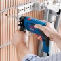 Bosch Professional GSB 13 RE Schlagbohrmaschine beim Bohren in eine Ziegelwand.
