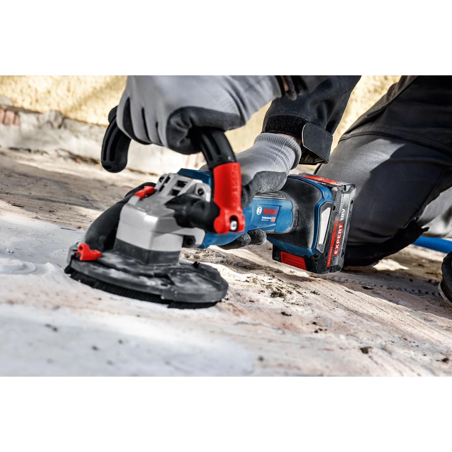 Bosch Professional GBR 18V-15 S Akku-Betonschleifer im Einsatz auf Betonoberfläche.