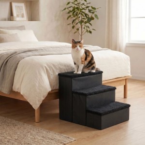 Schwarze faltbare Hundetreppe mit 3 Stufen und Stauraum neben einem Bett. Eine Katze sitzt auf der obersten Stufe. Aufstiegshilfe.