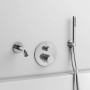 Ideal Standard Idealrain Atelier Brausegarnitur mit runder Chrom-Halterung und Armatur.