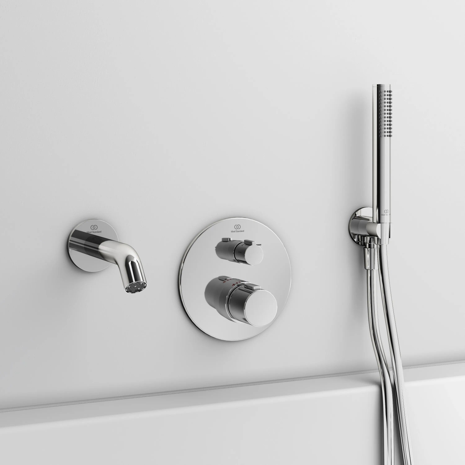 Ideal Standard Idealrain Atelier Brausegarnitur mit runder Chrom-Halterung und Armatur.