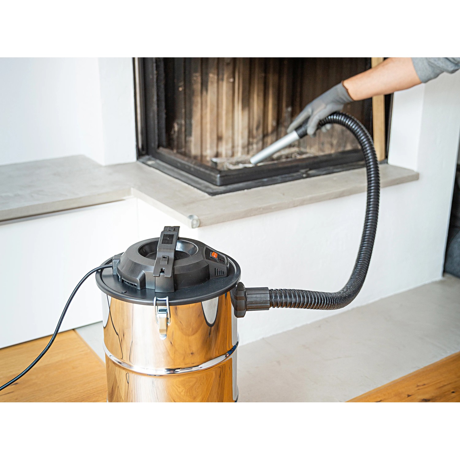 Aschesauger AS-20/1200 A Edelstahl im Einsatz zur Kaminreinigung.