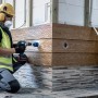 Handwerker bohrt Loch mit Bosch Expert Lochsäge Tough Material Ø 20 mm in Holzverkleidung.