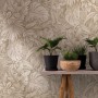 Beige Vliestapete Botanica Floral von Marburg mit Pflanzenmuster für Wohnraum.