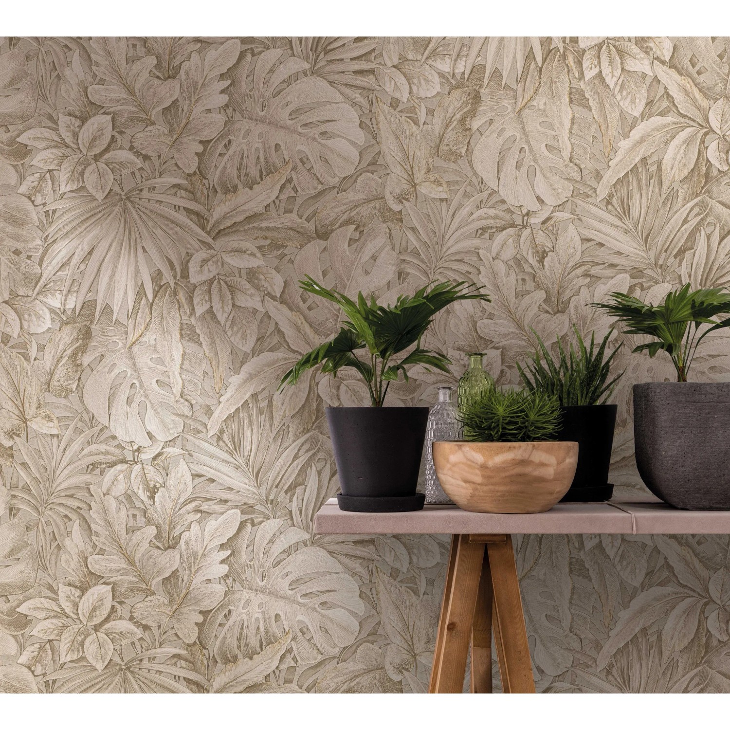 Beige Vliestapete Botanica Floral von Marburg mit Pflanzenmuster für Wohnraum.