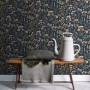 Sanders & Sanders Vliestapete Feldblumen Dunkelblau an Wand, mit Holzbank und Deko. Stilvolle, florale Tapete.