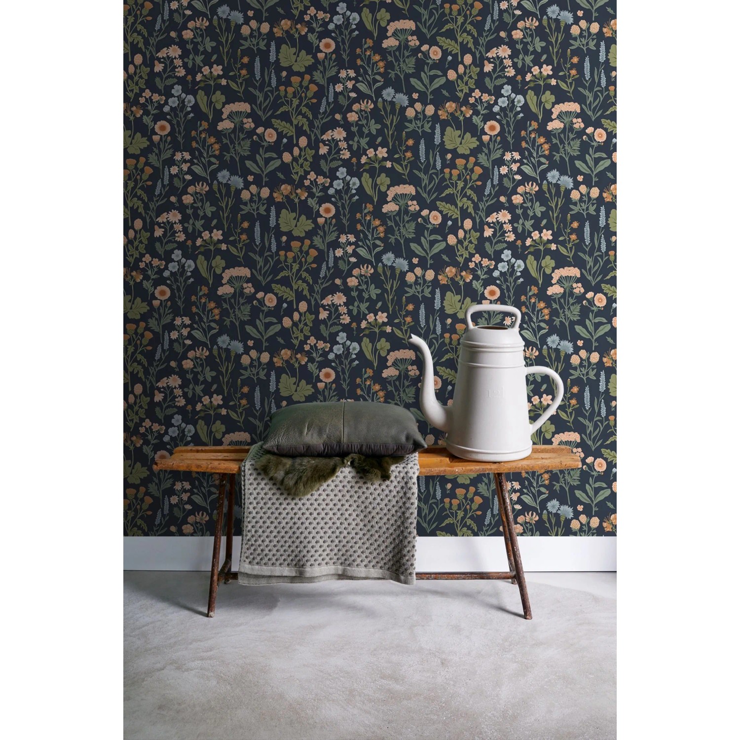 Sanders & Sanders Vliestapete Feldblumen Dunkelblau an Wand, mit Holzbank und Deko. Stilvolle, florale Tapete.