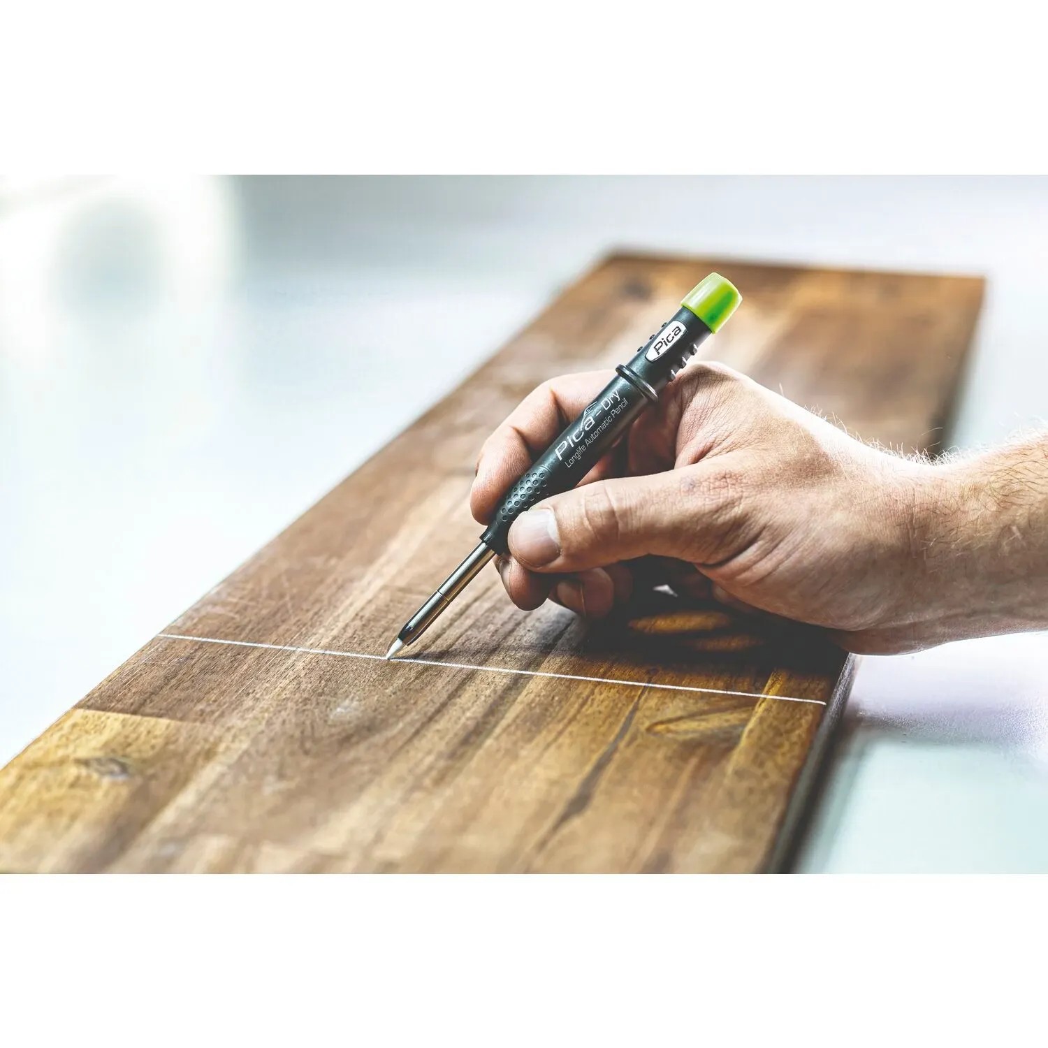 Pica Dry Tieflochmarker: Hand zeichnet präzise Linie auf Holz. Vielseitiges Handwerkzeug für Markierungen.