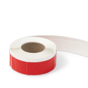 Weiße, selbstklebende KARAT Sockelleiste Oslo auf Rolle mit roten Klebestreifen.