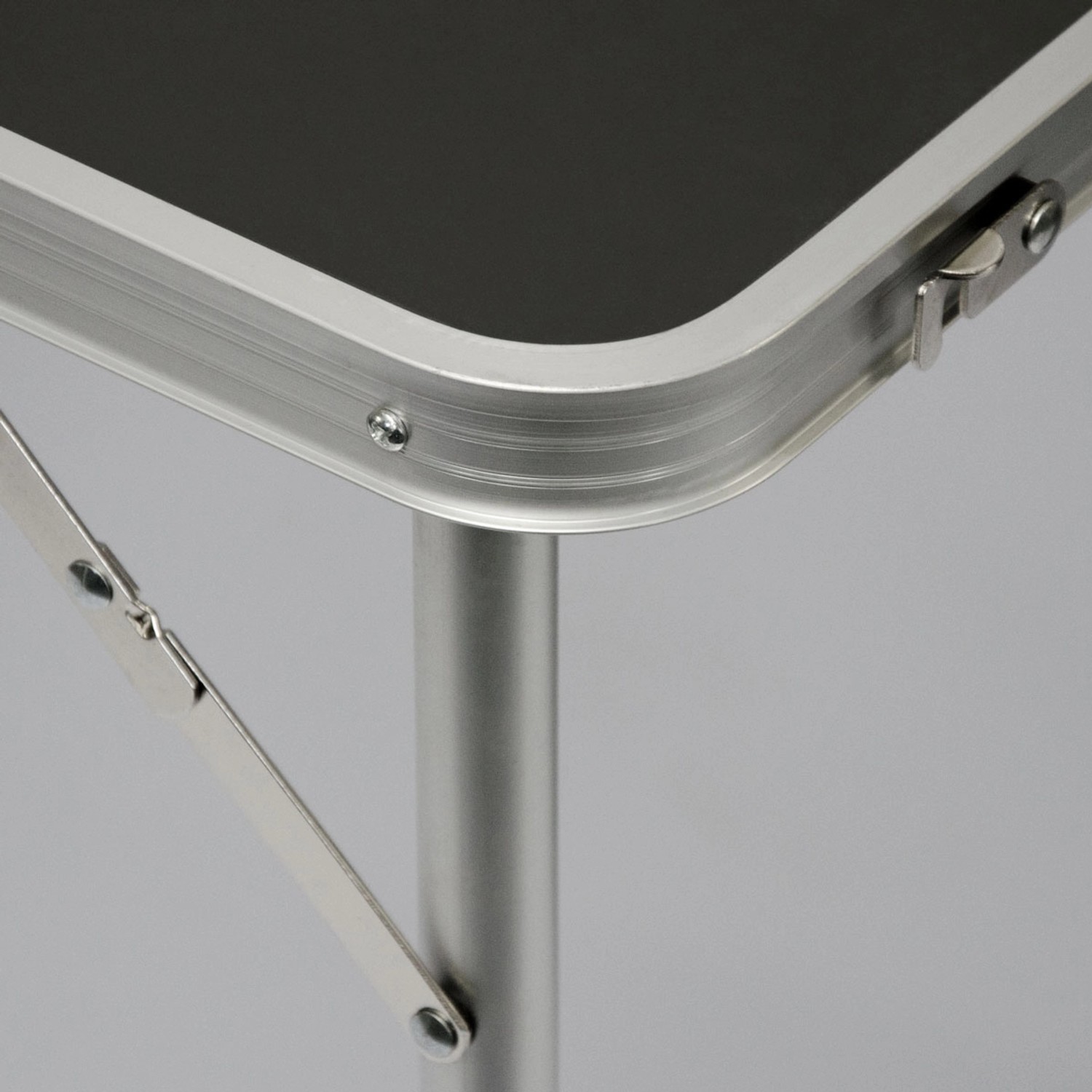 Detailansicht: AMANKA Campingtisch, höhenverstellbar, mit Aluminiumrahmen und schwarzer Tischplatte.