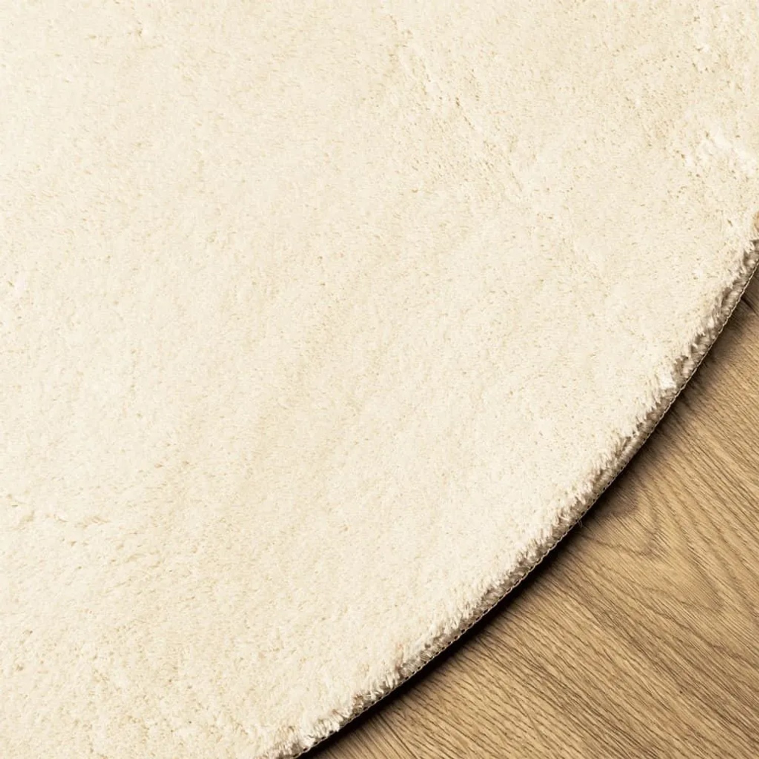 Detailaufnahme: Cremefarbener, runder vidaXL Kurzflorteppich HUARTE (Ø 200 cm) auf Holzboden.