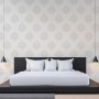 Schlafzimmer mit Tadessi Barock Tapete Gioele in Beige und Weiß mit Ornamenten.