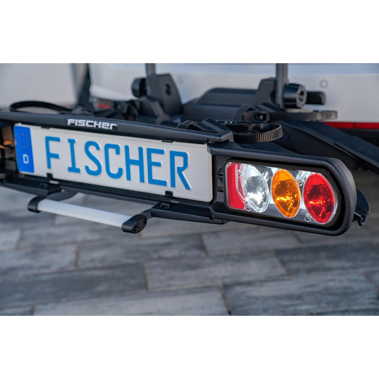 Detailansicht des Fischer Proline Evo Kupplungs-Fahrradträgers mit Rückleuchten und Kennzeichenhalter.