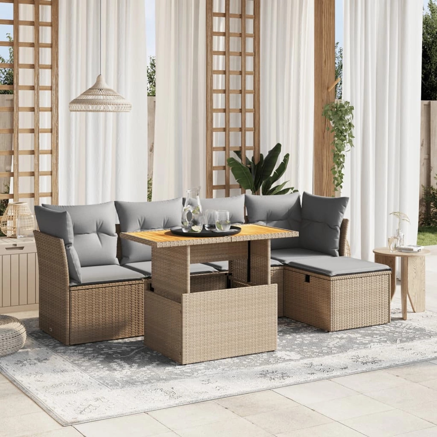 Beige 6-tlg. Garten-Sofagarnitur aus Rattan mit Tisch und hellgrauen Kissen.