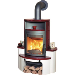 Hark Avenso GT ECOplus Kaminofen in Bordeauxrot mit Holzscheiten im Fach.