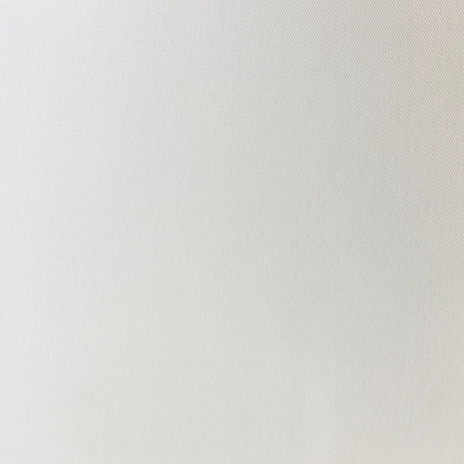 Detailansicht des weißen Verdunkelungsrollos Sundusk 120x250 cm. Blickdichter Stoff mit leichter Textur.