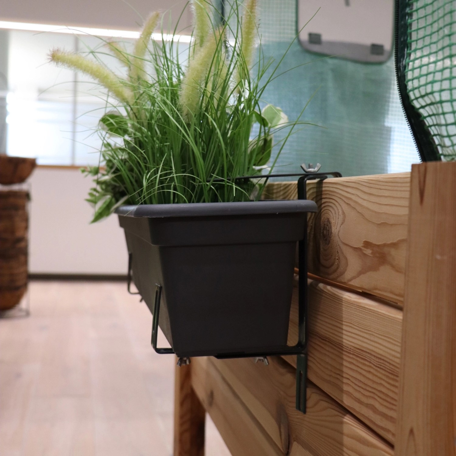 Siena Garden Blumenkastenhalter Gigant, weiß, mit montiertem, bepflanztem Blumenkasten.