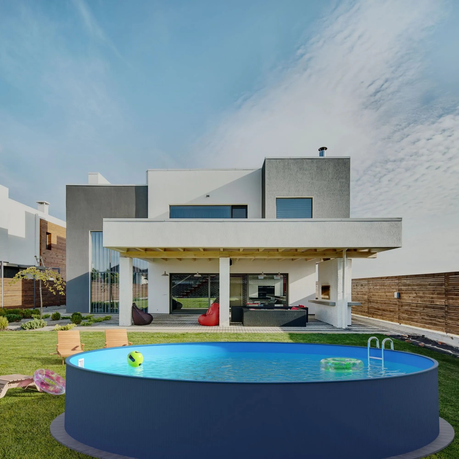 Runder Summer Fun Stahlwandpool 300x120cm, anthrazit, mit blauer Folie im Garten.