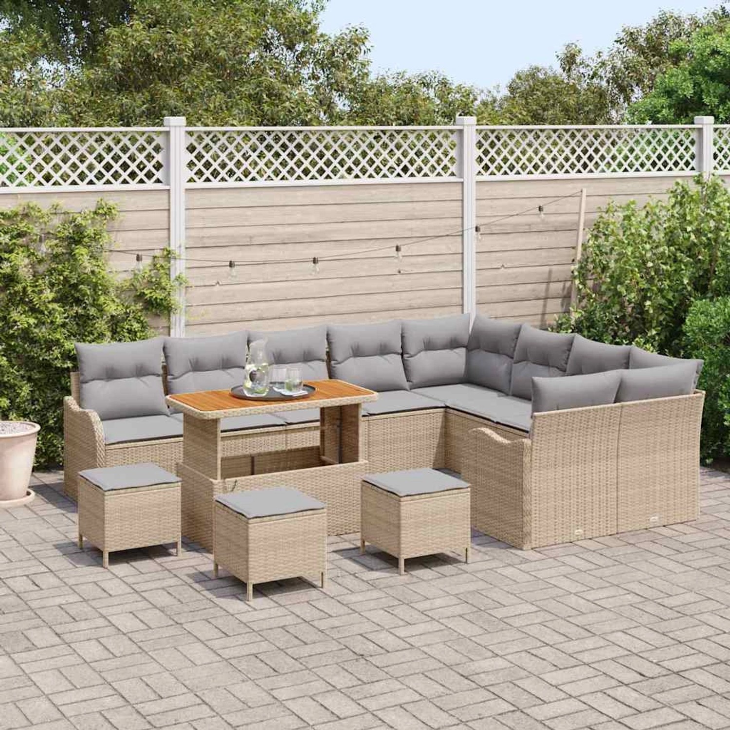 Beiges 13-teiliges Garten-Sofa-Set aus Poly Rattan mit Tisch und Hockern.