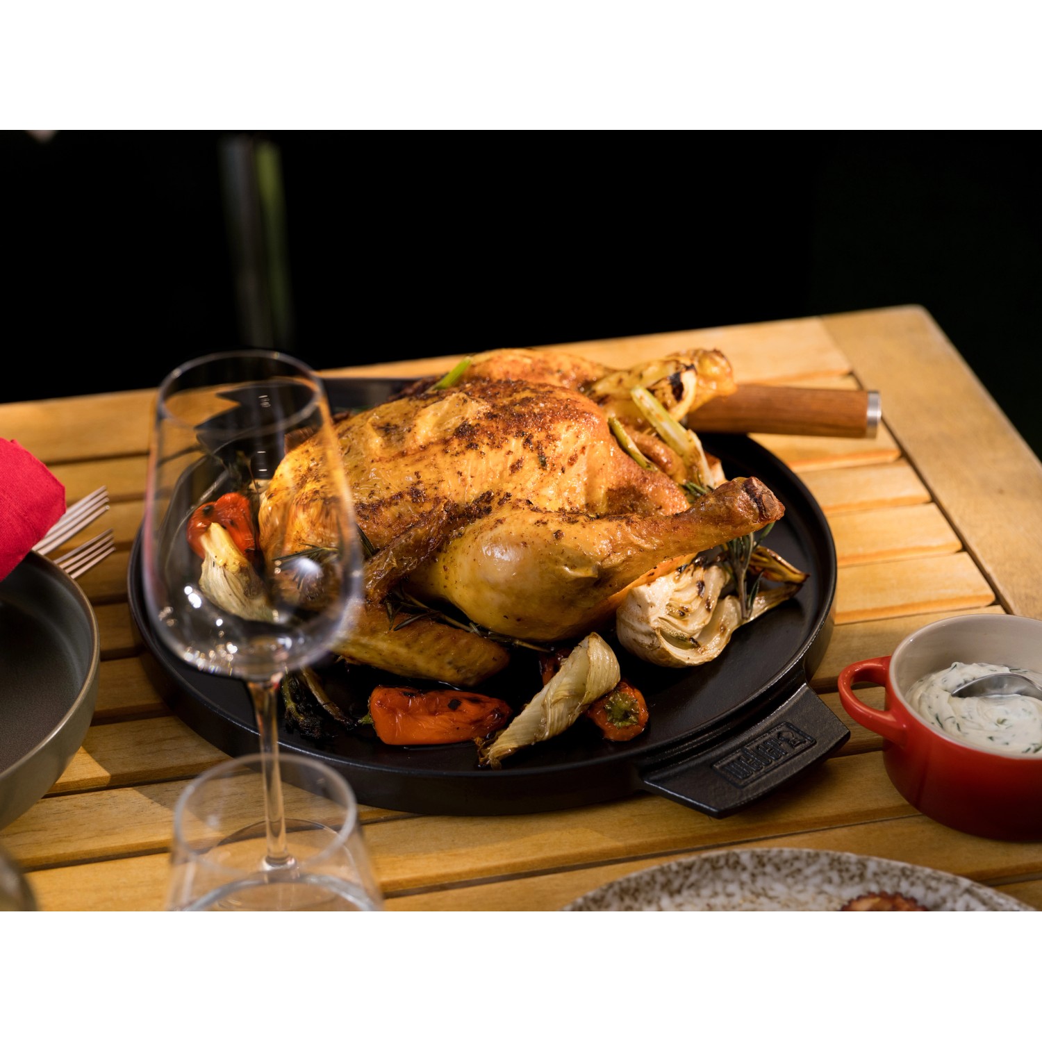 Gegrilltes Hähnchen auf Weber Gasgrill Zubehör, servierfertig mit Gemüse und Beilagen.