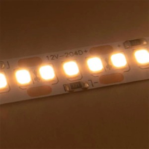 Leuchtender warmweißer LED-Stripe für Lampen & Leuchten. Nahaufnahme der LEDs auf weißem Band.