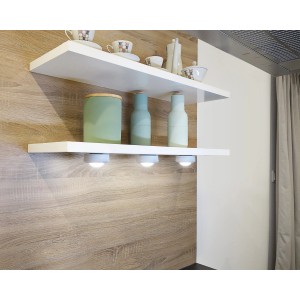 Müller-Licht LED-Unterbauleuchte Alio Weiß unter Regal mit Deko.