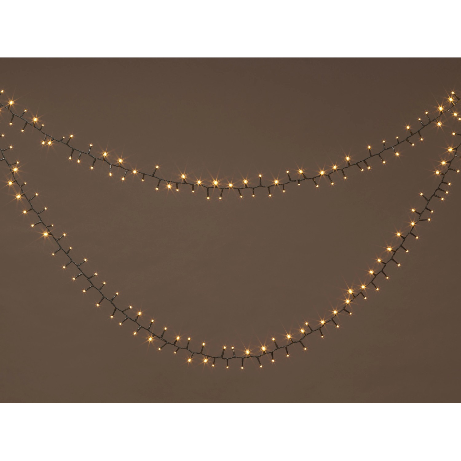 OBI LED Lichterkette Außen mit 400 warmweißen LEDs, leuchtend auf dunklem Hintergrund. Für Garten, Terrasse.