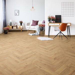 Verlegtes Kronoflooring Laminat Sundance Oak im Fischgrätmuster, wasserfest und 12 mm stark.