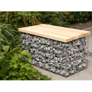 Kleine Gabionenbank (54x50x50 cm) mit Sitzfläche aus Douglasienholz, gefüllt mit Steinen.