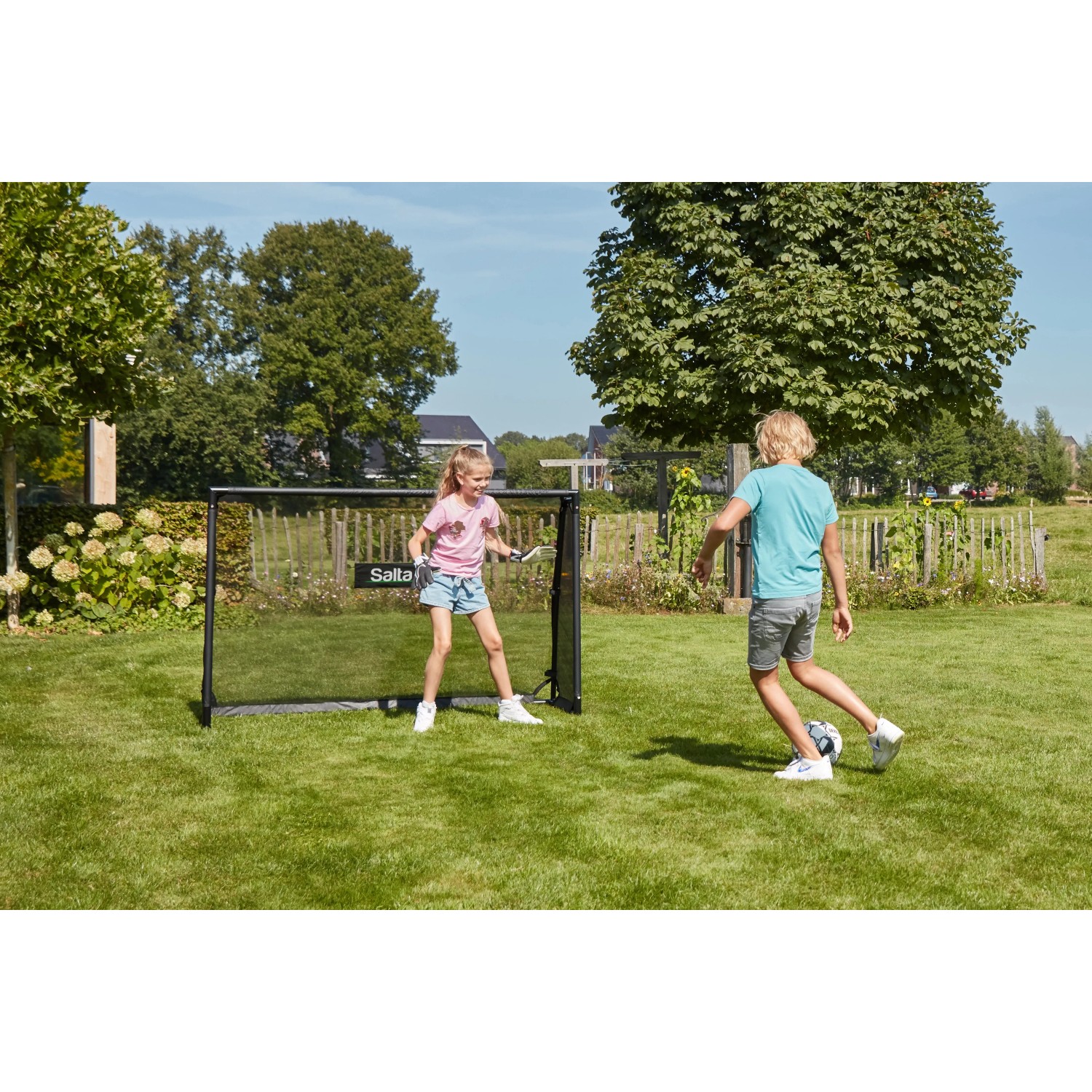 Salta Fußballtor Legend mit Torwand, 180x120x60 cm, Kinder spielen im Garten.